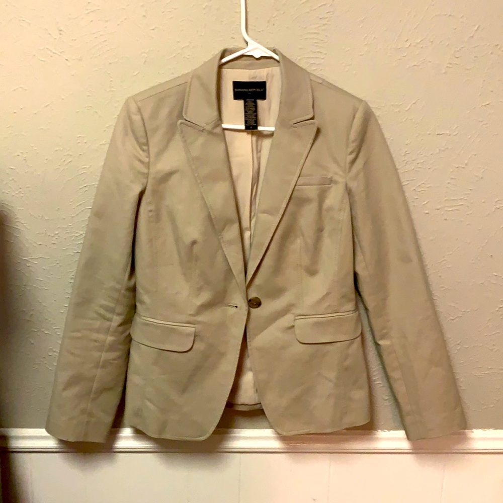 Beige/tan banana republic blazer with skirt size 6 in very good condition